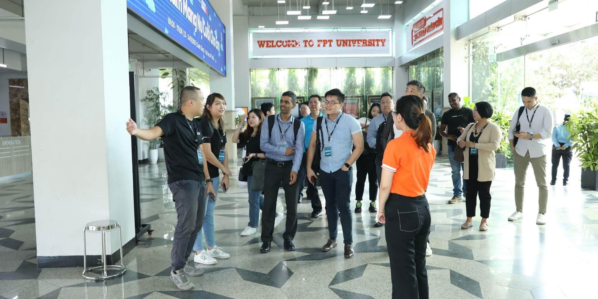 Warmly welcomed by the FPT University’s representatives (Photo: JDI)