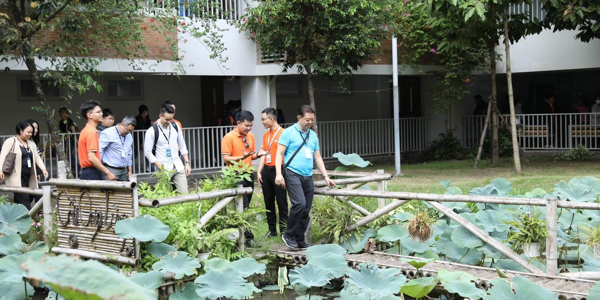 Campus tour around FPT’s facilities (Photo: JDI)