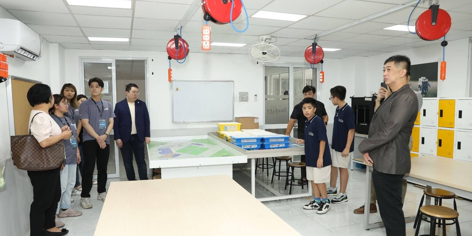 Exploring the school’s infrastructure (Photo: JDI)