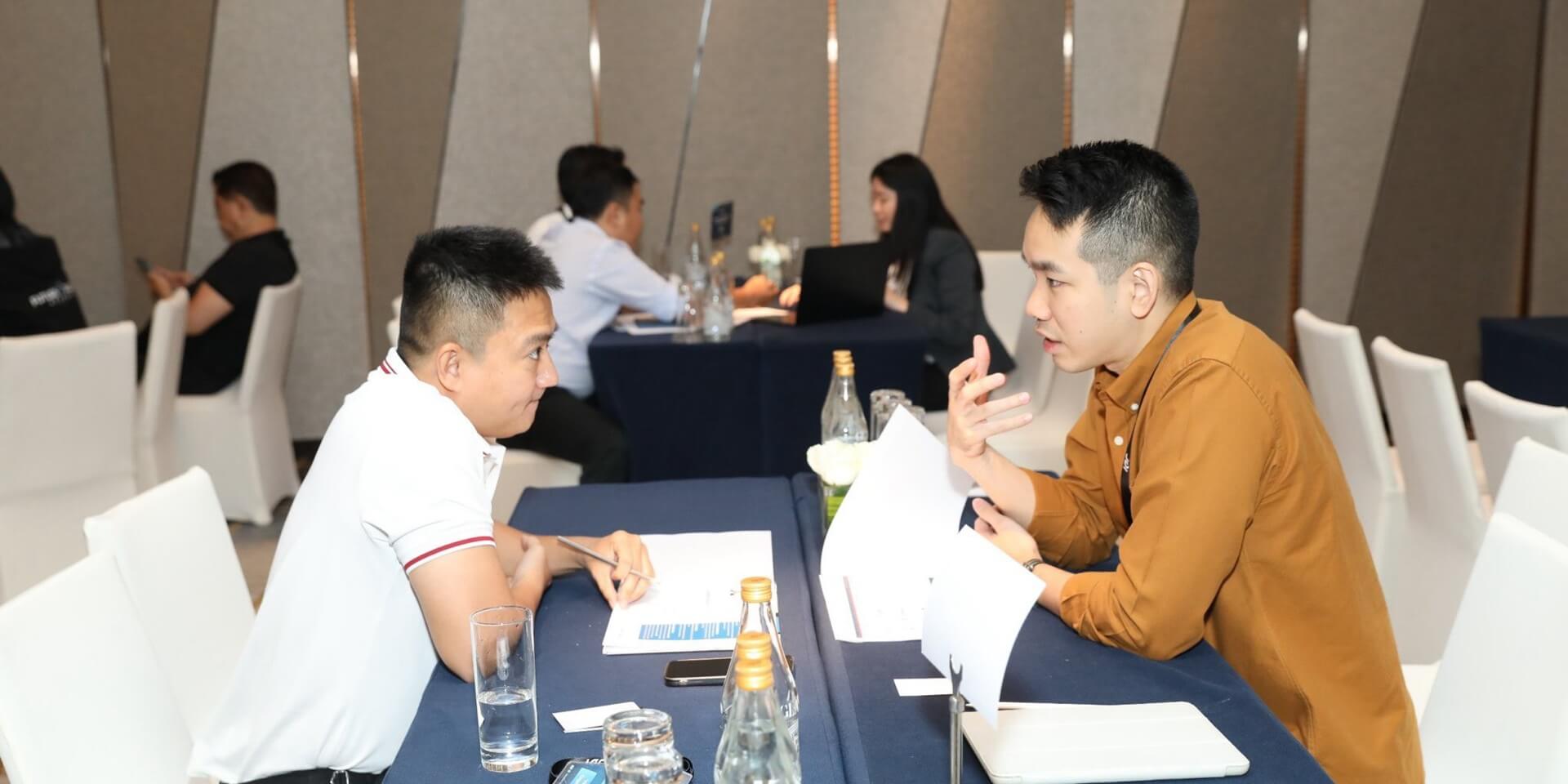Thoughtful talk between Mind Stretcher and a Vietnamese school’s leader (Photo: JDI)