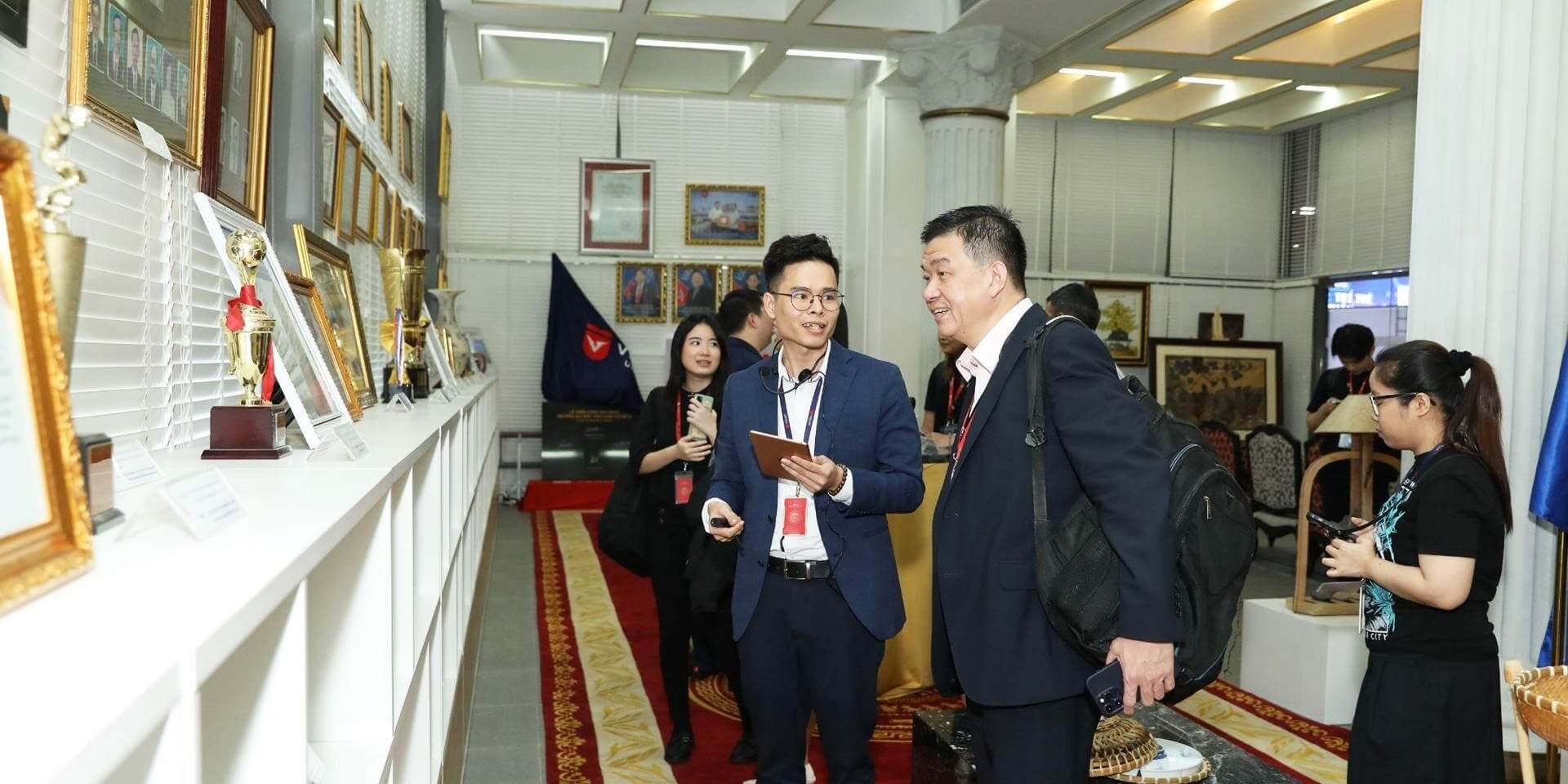 Learning about VLU history and Vietnamese culture (Photo: JDI)