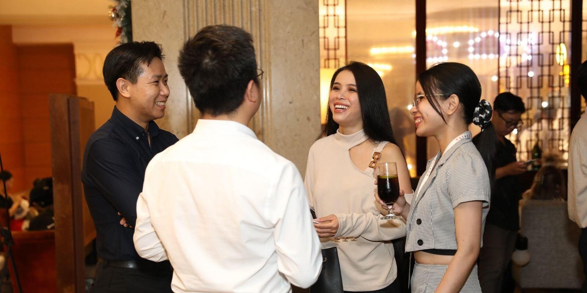 Fruitful conversation among business leaders at the networking!