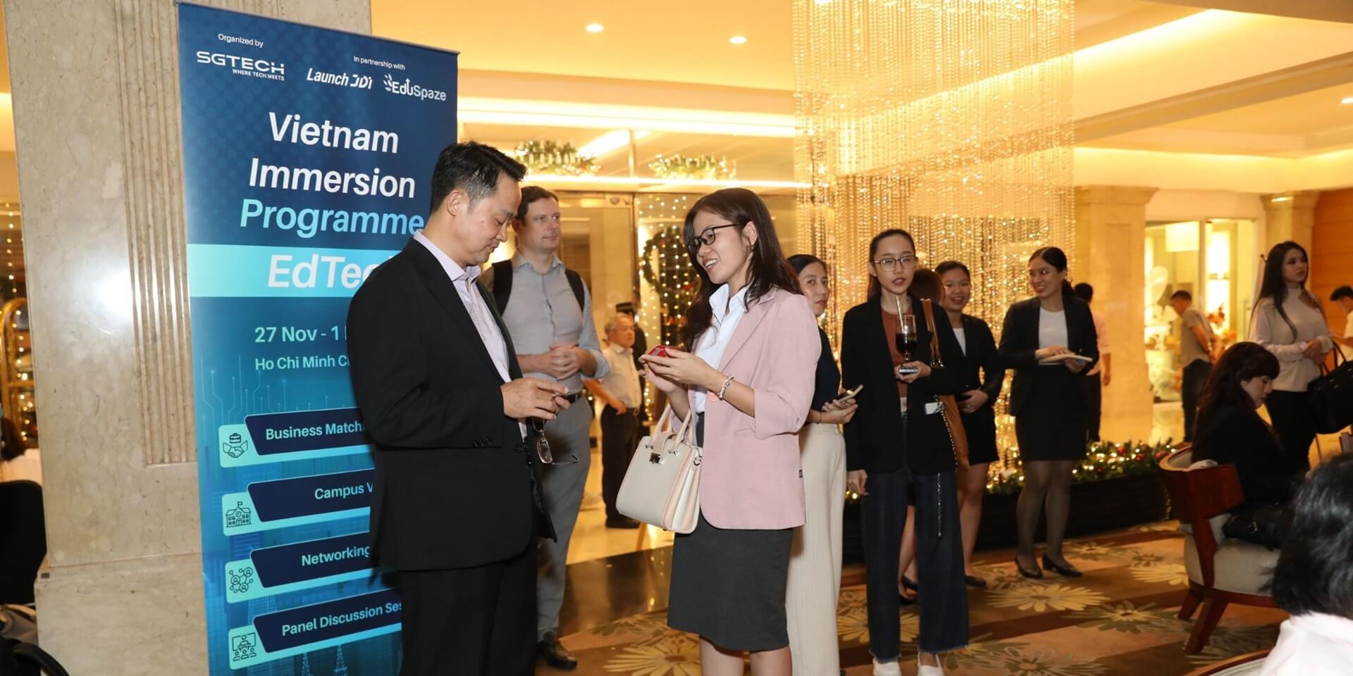 Exchanging business cards with other event attendees (Photo: JDI)