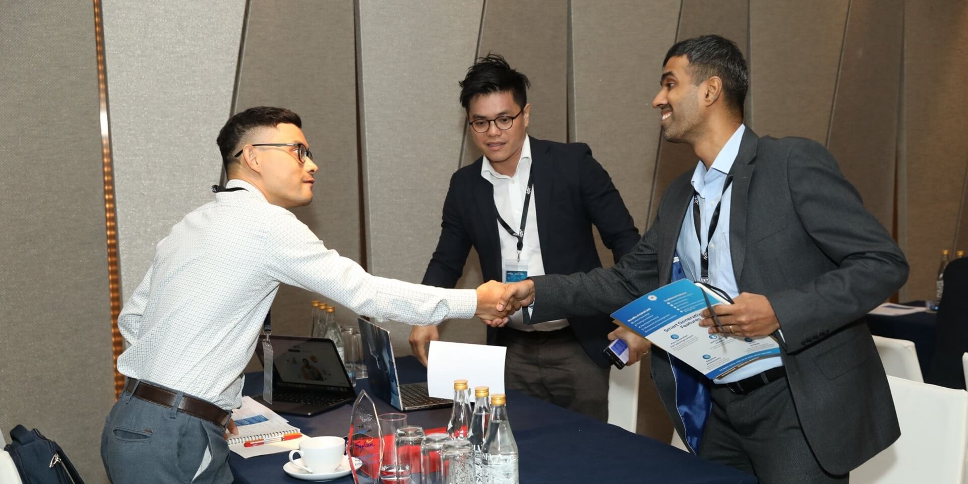 Warm greeting between Xaltius and key leader of a Vietnamese educational organization (Photo: JDI)