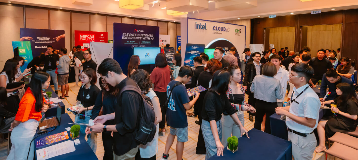 Attendees exploring the latest cutting-edge technologies at the Exhibition hall. (Photo: JDI)