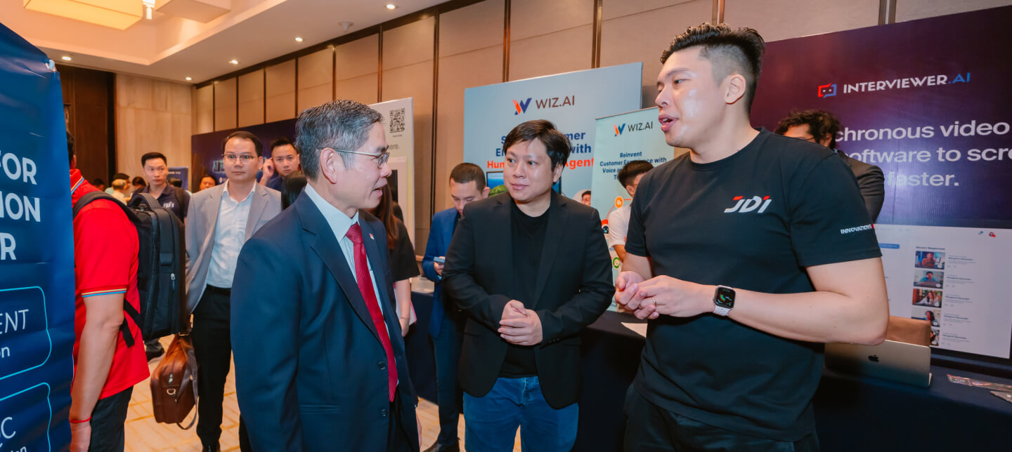 Mr. Pang Te Cheng, Mr. Frank Lee, and Mr. Daryl Chung visiting other venues at the event. (Photo: JDI)